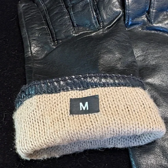 Classic Women's Black Leather Gloves - Picture 3 of 3